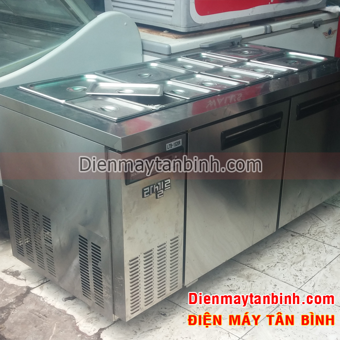 tủ m&aacute;t inox c&oacute; khay ph&iacute;a tr&ecirc;n