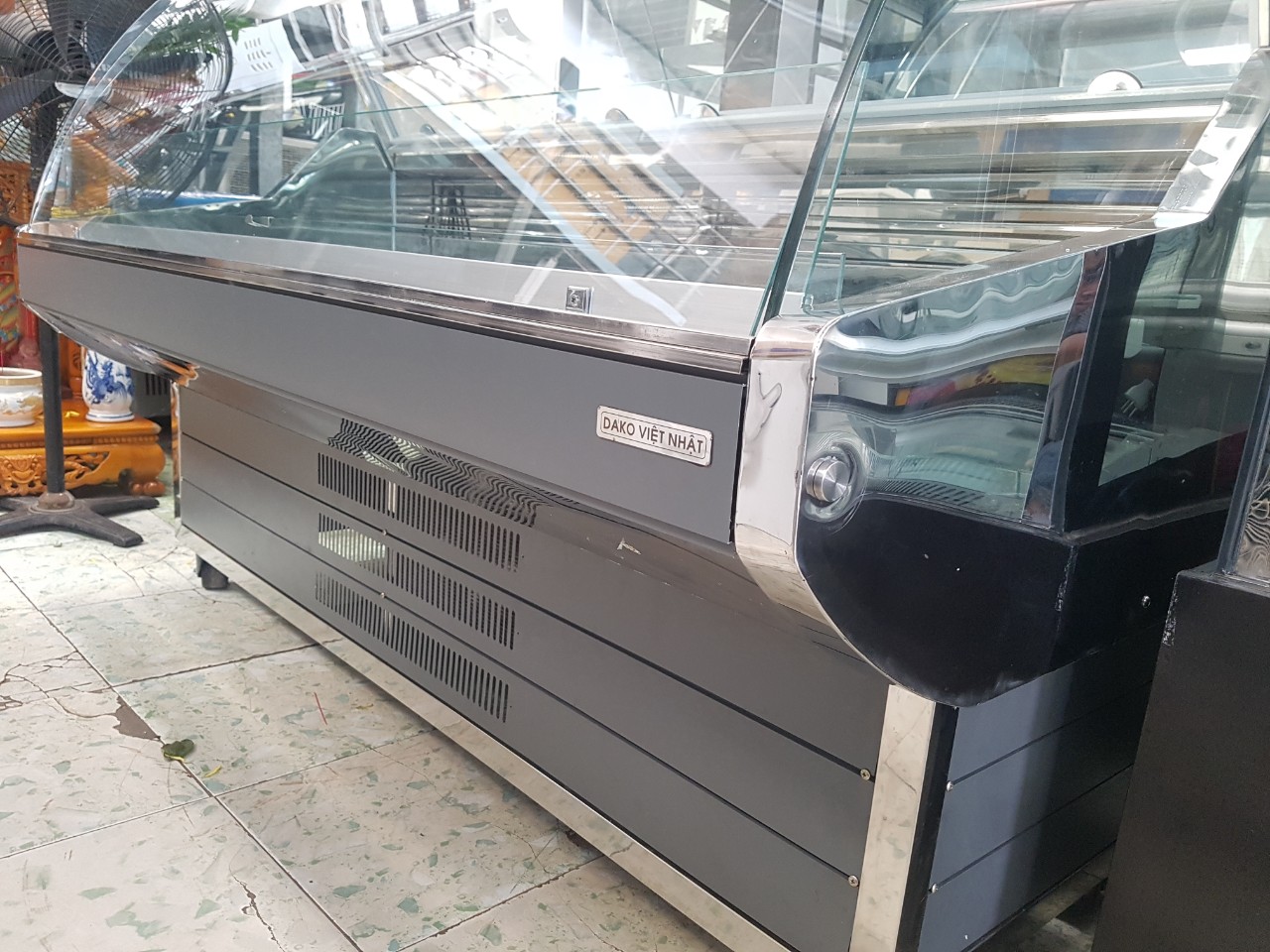 TỦ M&Aacute;T TRƯNG B&Agrave;Y THỊT HEO B&Ograve; T&Ocirc;M C&Aacute; MỰC