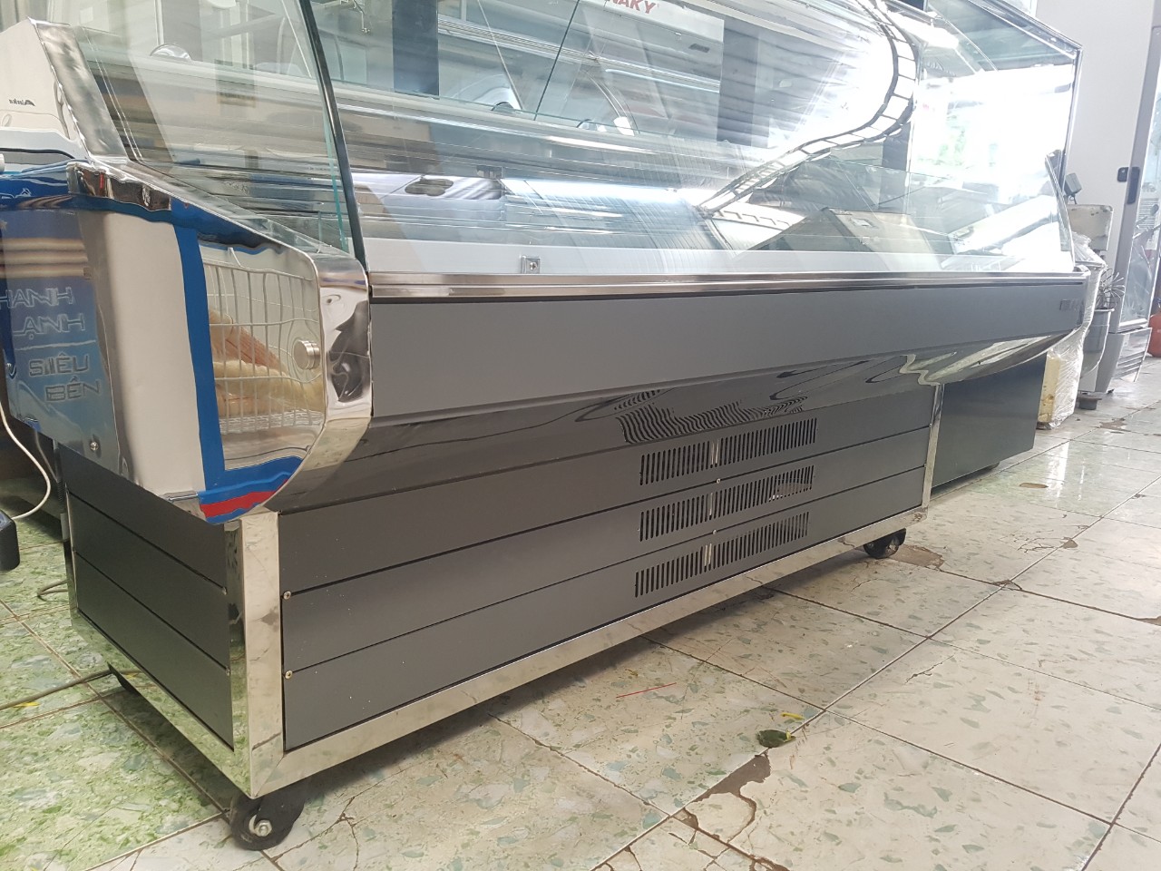 tủ m&aacute;t trưng b&agrave;y thịt tươi sống
