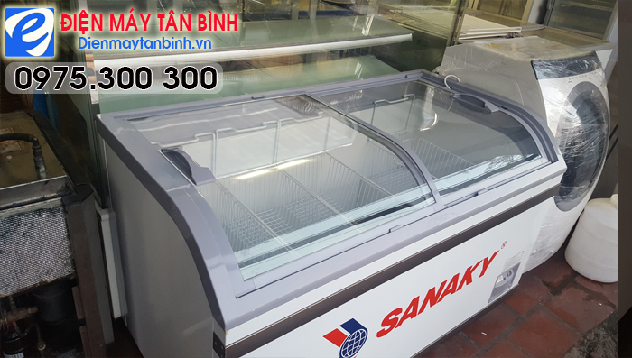 tủ đ&ocirc;ng k&iacute;nh cong Sanaky VH-8088K